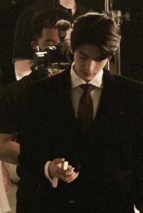 #GSNH 1490	ĐỨA TRẺ TRƯỚC CỔNG BIỆT THỰ